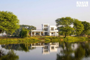 StayVista at Lotus by the lake with Pool, BBQ & Lawn